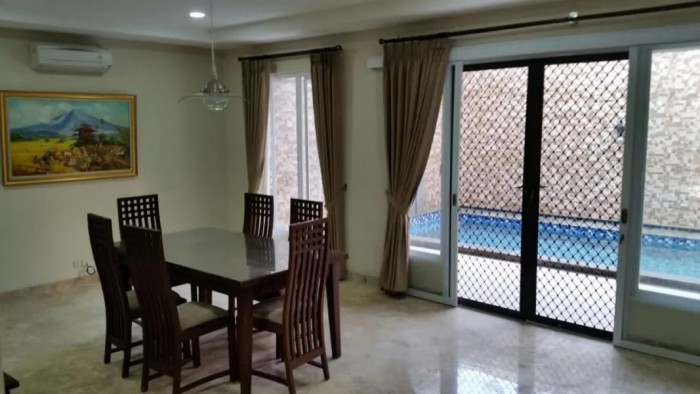 Rumah Disewakan Fully Furnished Plus Kolam Renang di Taman Beverly Lippo Cikarang